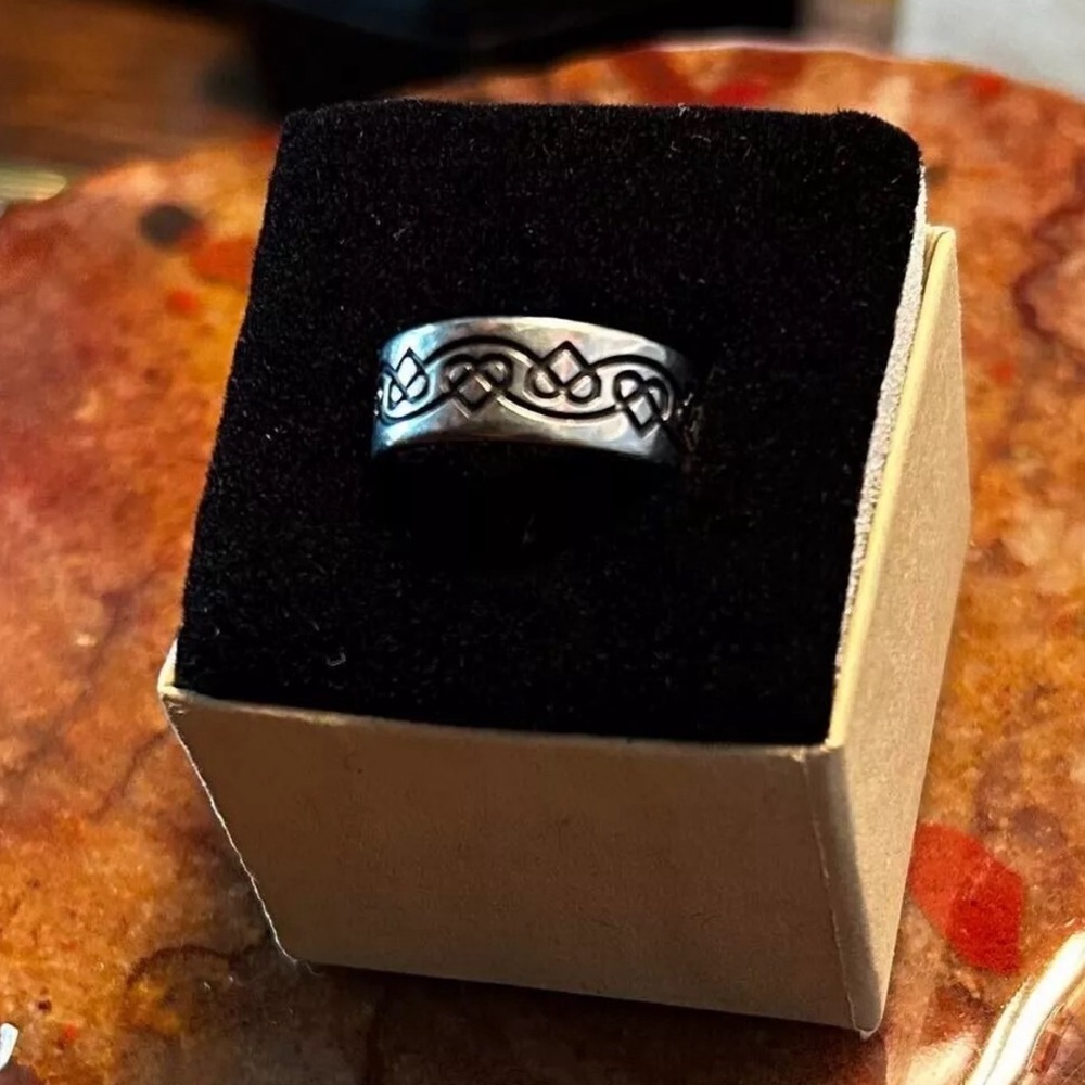BLACK TITANIUM CELTIC HEART KNOT WEDDING BAND PRE-OWNED
